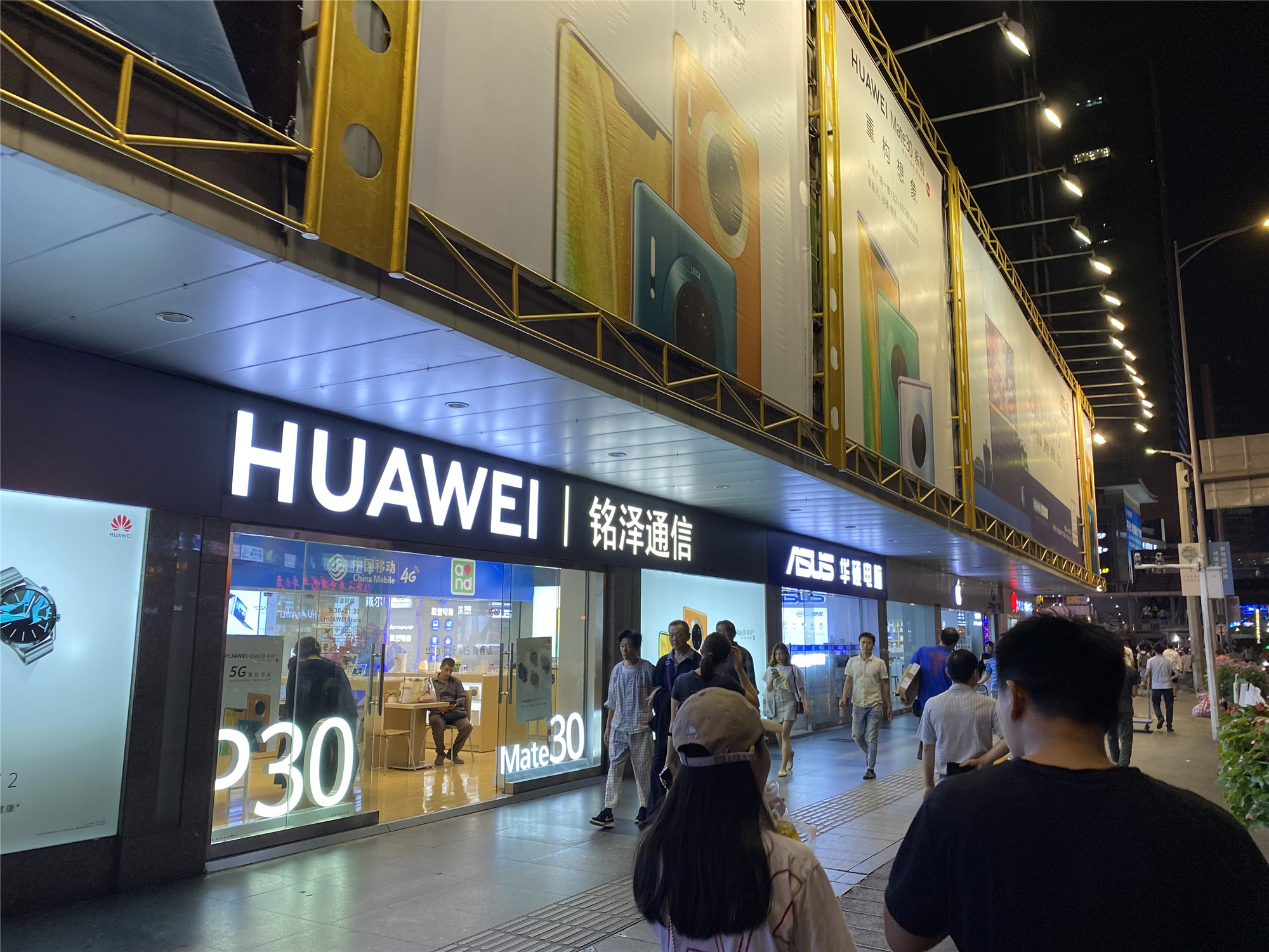 數(shù)碼電子城關(guān)門背后 電子產(chǎn)品實體店的生存困境與轉(zhuǎn)型之路